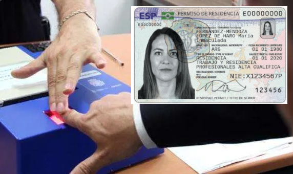 Policía tomando huellas y TIE.