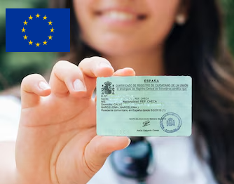 Chica sujetando un certificado de residente de la UE y la bandera de la UE.